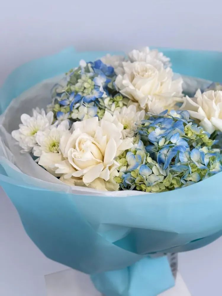 Elegant Bouquet of White Roses, Blue Hydrangeas, and Chrysanthemums